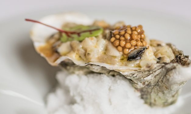 Holle oesters en witte asperges