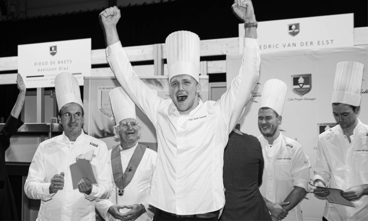 Piet Vande Casteele (24) de Deinze remporte l’édition anniversaire du ‘Premier Cuisinier de Belgique 2023’