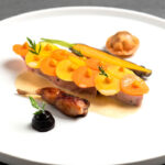 Caille de Challans, tempura de carotte, raviole de foie gras