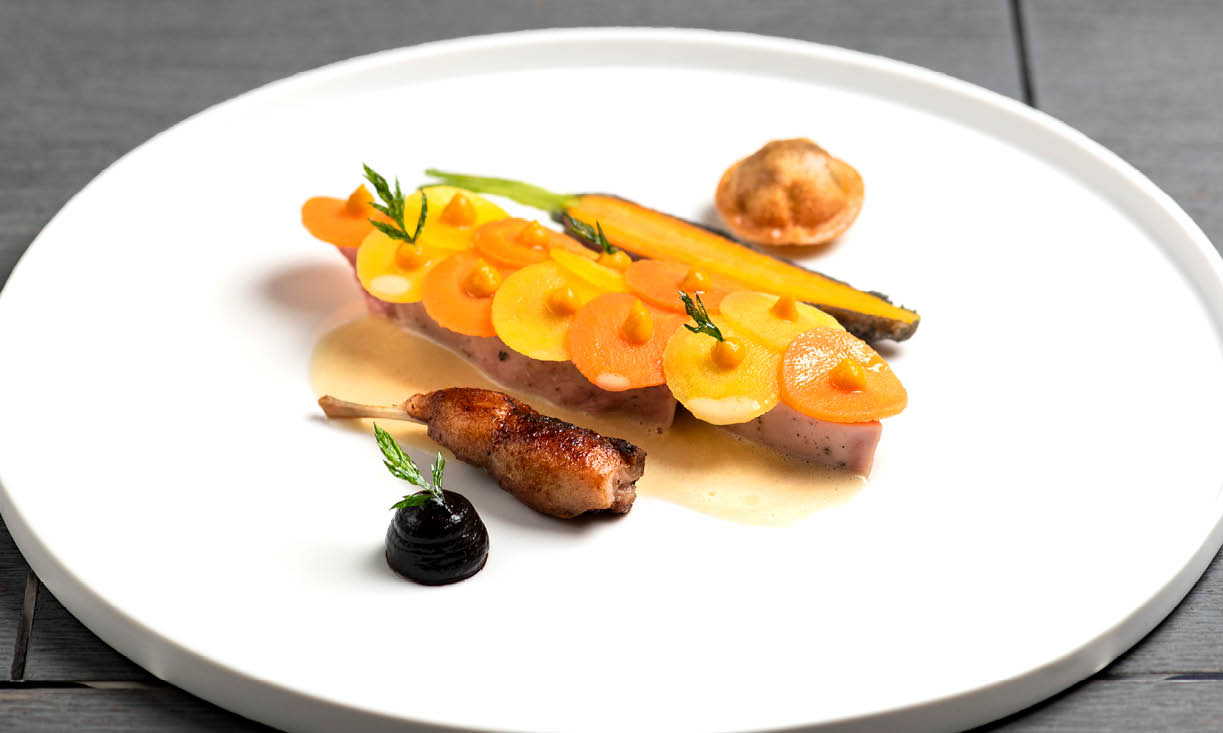 Caille de Challans, tempura de carotte, raviole de foie gras