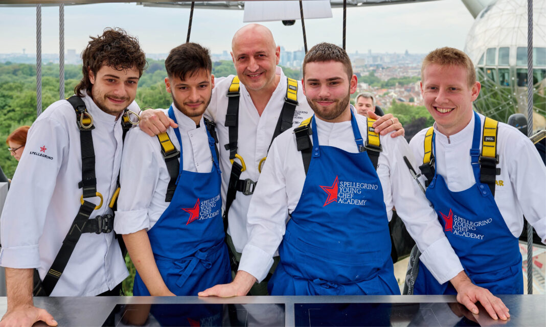 Dinner in the Sky, les jeunes montent à bord