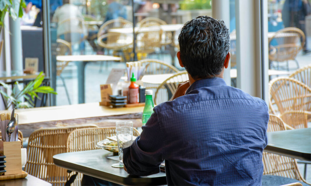 Tafel voor één: helft Belgen gaat wel eens alleen uit eten