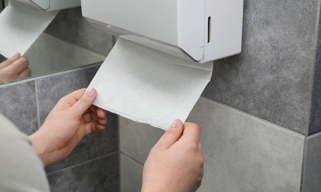 Les essuie-mains en papier à usage unique sont un moyen plus hygiénique de se sécher les mains après les avoir lavées