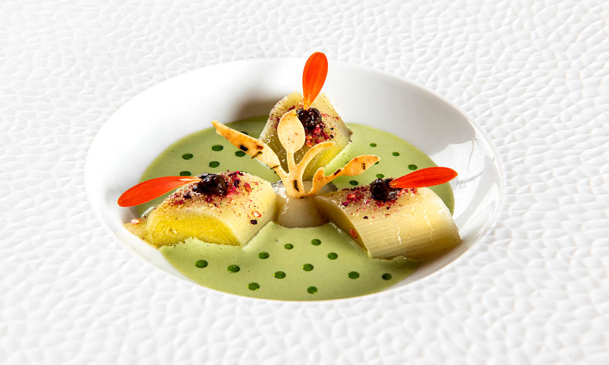 Gekonfijte prei, yoghurt- en kalamansi-azijnsaus en puree van zwarte sjalot