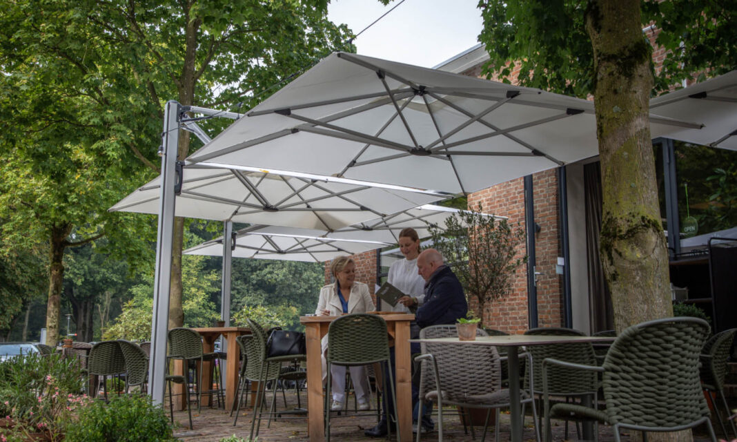 Solero introduceert Bravo Quattro LED: modulaire horecaparasol tot 620 x 620 cm
