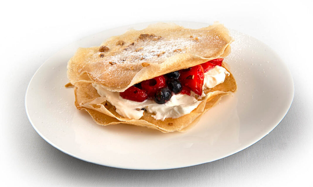 Knapperige mille-feuille van filodeeg, rode bessen en vanillecrème