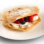 Millefeuille croustillant de feuilles de brick, fruits rouges et crème vanille